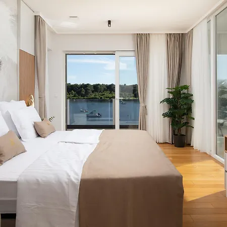Villa Isla For 10 People With Private Pool & Sauna Only 10 Meters From The Sea *