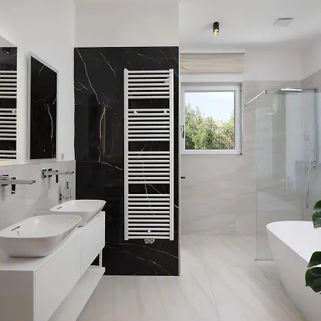 Villa Isla For 10 People With Private Pool & Sauna Only 10 Meters From The Sea Medulin