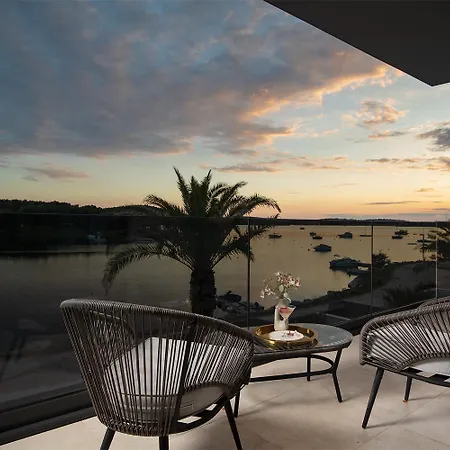 Villa Isla For 10 People With Private Pool & Sauna Only 10 Meters From The Sea Medulin