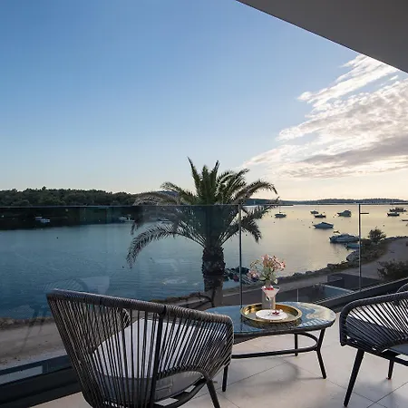 Isla For 10 People With Private Pool & Sauna Only 10 Meters From The Sea Vila