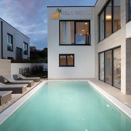 Villa Isla For 10 People With Private Pool & Sauna Only 10 Meters From The Sea *