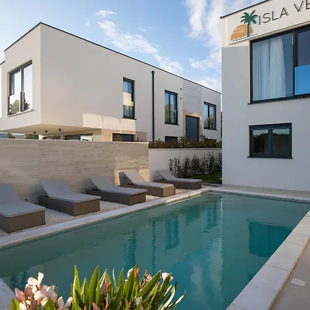 Vila Isla For 10 People With Private Pool & Sauna Only 10 Meters From The Sea