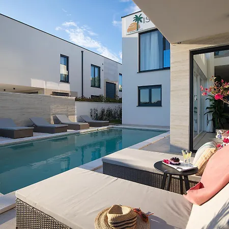 Villa Isla For 10 People With Private Pool & Sauna Only 10 Meters From The Sea *