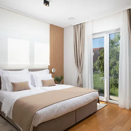 Isla For 10 People With Private Pool & Sauna Only 10 Meters From The Sea * Medolino