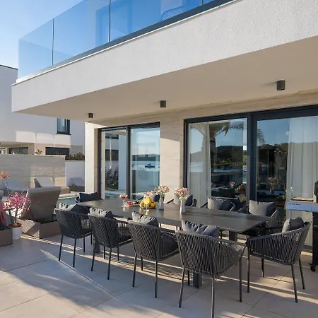 Villa Isla For 10 People With Private Pool & Sauna Only 10 Meters From The Sea Medolino