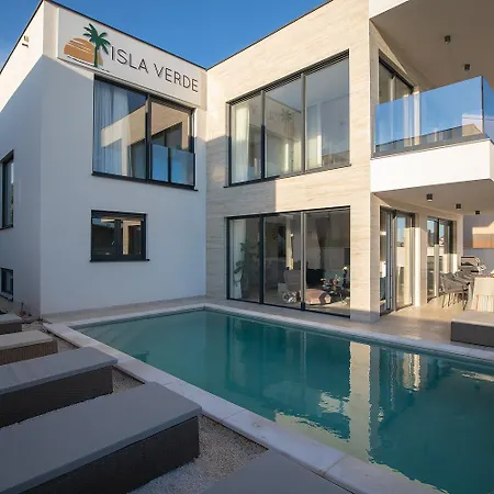 Isla For 10 People With Private Pool & Sauna Only 10 Meters From The Sea * Medolino