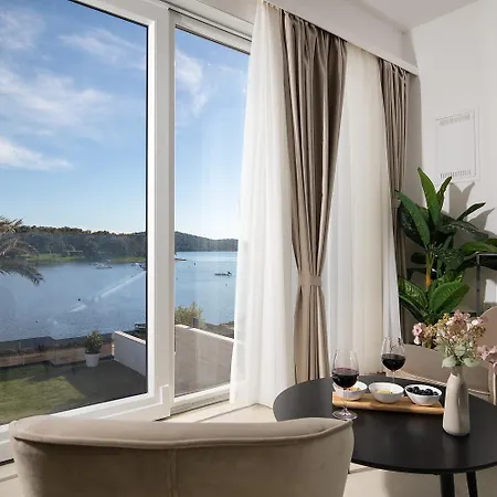 Isla For 10 People With Private Pool & Sauna Only 10 Meters From The Sea Medulin