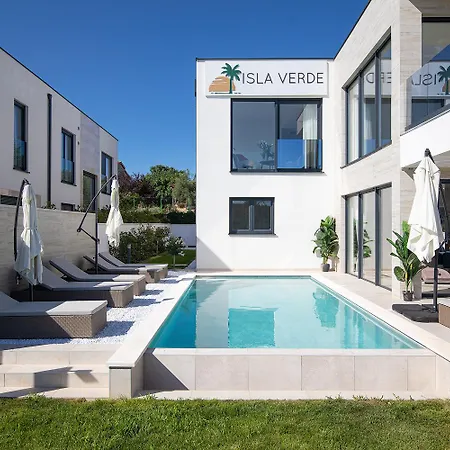 Villa Isla For 10 People With Private Pool & Sauna Only 10 Meters From The Sea *