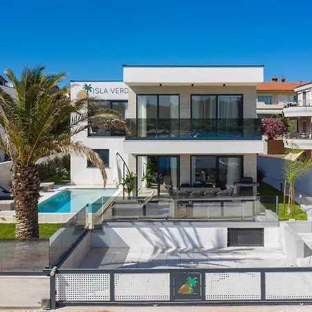 Isla For 10 People With Private Pool & Sauna Only 10 Meters From The Sea * Medolino